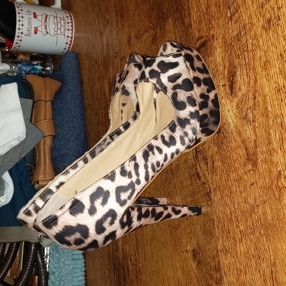Colin Stuart cheetah peep toe pump - Picture 2 of 3